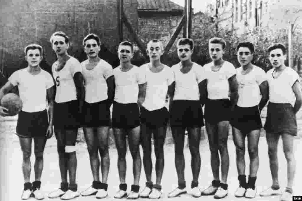 Гагарин (крайний слева) со своей волейбольной командой, 1950 год. Он никогда не был высоким, его рост – 157 сантиметров