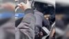 В Петербурге полицейские попытались силой задержать 14-летнюю девочку за то, что она перешла дорогу в неположенном месте 